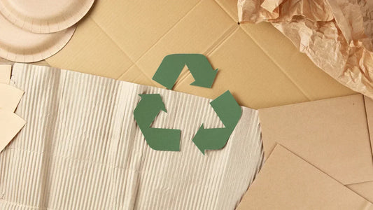 Pappkarton mit Recyclingsymbol