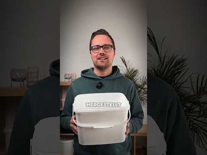 Ein Mitarbeiter der Sandau Vertriebs GmbH präsentiert den rechteckigen 5
5,9-Liter-Kunststoffeimer und demonstriert dessen Merkmale