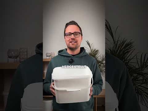 Ein Mitarbeiter der Sandau Vertriebs GmbH präsentiert den rechteckigen 10,9-Liter-Kunststoffeimer und demonstriert dessen Merkmale
