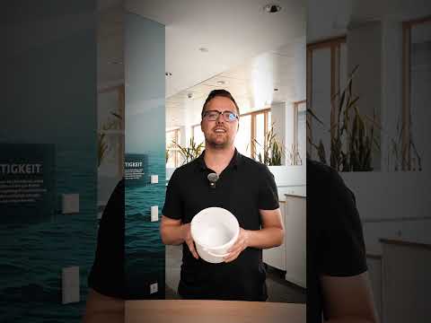 Ein Mitarbeiter der Sandau Vertriebs GmbH präsentiert den kompakten, runden 1,2-Liter-Kunststoffeimer und demonstriert dessen Merkmale