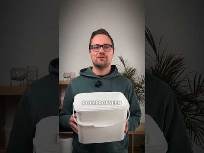 Ein Mitarbeiter der Sandau Vertriebs GmbH präsentiert den rechteckigen 8,3-Liter-Kunststoffeimer und demonstriert dessen Merkmale