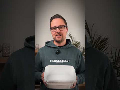 Ein Mitarbeiter der Sandau Vertriebs GmbH präsentiert den rechteckigen 3,6-Liter-Kunststoffeimer und demonstriert dessen Merkmale