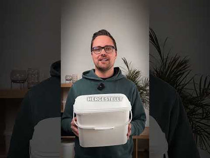 Ein Mitarbeiter der Sandau Vertriebs GmbH präsentiert den rechteckigen 6,4-Liter-Kunststoffeimer und demonstriert dessen Merkmale