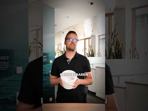 Ein Mitarbeiter der Sandau Vertriebs GmbH präsentiert den kompakten, runden 2,7-Liter-Kunststoffeimer und demonstriert dessen Merkmale