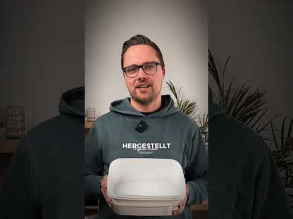 Ein Mitarbeiter der Sandau Vertriebs GmbH präsentiert den rechteckigen 4,5-Liter-Kunststoffeimer und demonstriert dessen Merkmale