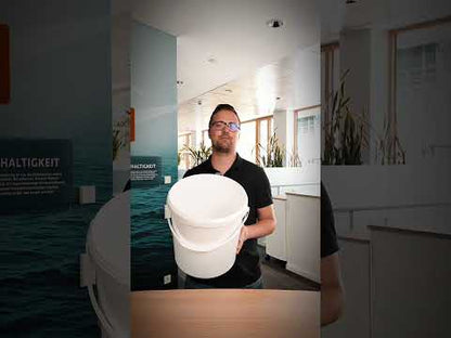 Ein Mitarbeiter der Sandau Vertriebs GmbH präsentiert den kompakten, runden 21,3-Liter-Kunststoffeimer und demonstriert dessen Merkmale